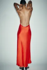 Vestido largo de satén color rojo, con escote en V y tirantes finos.