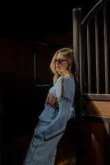 Sweater de punto calado color blanco con detalles geométricos en negro.