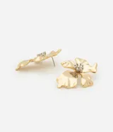 Par de aros dorados con forma de flor y centro plateado con textura.