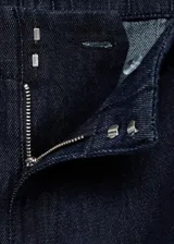 Pantalón de mezclilla (tejano) de tiro alto y corte wideleg, color azul oscuro. Presenta un diseño largo con terminaciones sin costuras y forro interior.