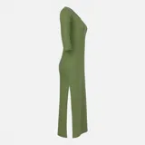 Vestido midi verde oliva de corte recto, con mangas 3/4, escote redondo y tajo lateral hasta la rodilla.