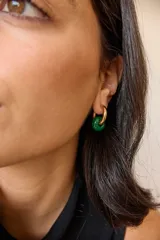 Aros de acero quirúrgico hipoalergénico con piedras naturales azules. Diseño de aro con dije circular colgante.