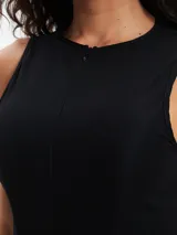 Minivestido negro con escote redondo y cierre frontal con cremallera. Presenta corte ajustado en el torso y falda corta abullonada con cordón ajustable en la cintura.