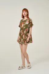 Vestido corto color naranja con estampado floral multicolor, de corte holgado y mangas cortas con volados.