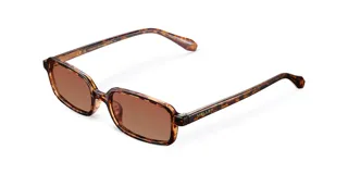 Gafas de sol rectangulares con montura carey y lentes marrones.