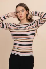 Camiseta tejida de punto rib, a rayas horizontales en tonos rosa, beige, marrón y negro, con cuello redondo y mangas largas.