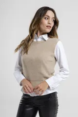 Chaleco negro de punto, sin mangas y diseño ajustado, ideal para combinar.