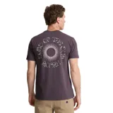 Remera color bordeaux con estampado en el pecho de un sol con texto.