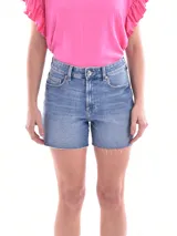 Short de jean de tiro alto, color azul claro, con terminación desflecada.