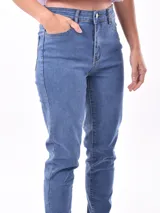 Pantalón jean skinny color azul claro.