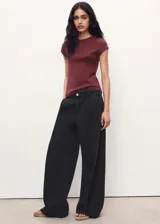 Camiseta de manga corta con cuello redondo y vuelta en las mangas, de corte recto.