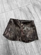 Short tiro bajo color negro con efecto metalizado dorado.