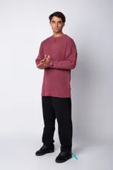 Buzo de hombre de corte oversize confeccionado en tela waffle de algodón con proceso de teñido acid en color borgoña.