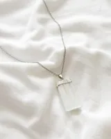 Collar con cadena de acero plateado y dije rectangular de piedra selenita blanca con engarce plateado.
