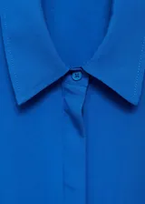Camisa azul eléctrico de tejido fluido con mezcla de lino y lyocell, cierre frontal oculto, manga larga con puños abotonados, diseño recto, cuello camisero, diseño largo y dos bolsillos de solapa en la parte delantera.