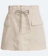 Minifalda color beige de sarga de algodón, con cintura elástica, lazo ajustable con cordón, bolsillos cargo y corte evasé.