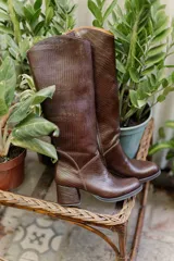 Botas de cuero negras con caña alta y taco cuadrado forrado en cuero.