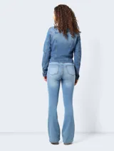 Chaqueta de jean azul con cuello clásico, cierre frontal con botones metálicos, bolsillos con solapa abotonada en el pecho y corte regular.