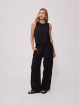 Pantalón fucsia de corte palazzo, con cintura elastizada.