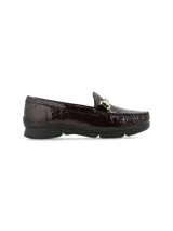 Mocasín marrón oscuro de cuero con textura de cocodrilo y detalle de hebilla dorada.