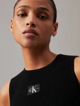 Musculosa negra de lyocell de canalé con cuello redondo y logo de Calvin Klein en el pecho.