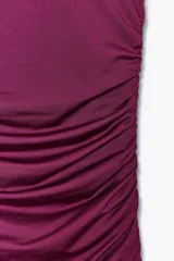 Vestido color fucsia de poliamida con cuello halter con lazada y detalle de aplicación metálica en forma de sol.