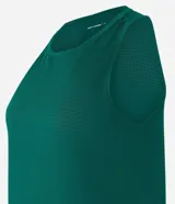 Musculosa deportiva color crema confeccionada en microfibra texturizada con diseño de cuadraditos, cuello redondo, bretel ancho y bajo redondeado.