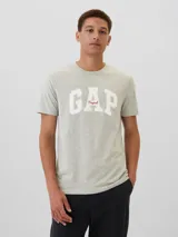 Remera gris de manga corta con el logo de Gap estampado en blanco y la palabra "Original" en rojo.