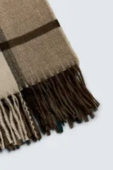 Bufanda rectangular con estampado de cuadros grandes en tonos beige, marrón y verde. Termina en flecos.