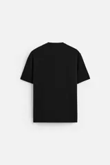 Camiseta celeste de punto con hilatura de mezcla de algodón, corte relaxed fit, cuello redondo, manga corta y acabados en rib.