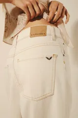 Pantalón jean de corte oxford tiro alto, confeccionado en denim rígido crudo, con cierre y botón.