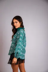 Camisa celeste con estampado de flores blancas, corte clásico, cuello camisero y mangas largas abullonadas.