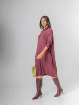 Vestido tipo polera de tejido liviano y elastizado, color vino tinto jaspeado, con cuello tortuga y mangas largas. Presenta un calce oversized.