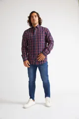 Camisa de hombre a cuadros color beige y azul marino, de corte slim fit, con mangas largas, cartera abotonada y logo bordado en el pecho. Confeccionada en algodón.