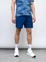 Short deportivo negro de entrenamiento, marca Umbro, con logo estampado en la pierna izquierda y detalles laterales con repetición del logo. Confeccionado en tejido elástico de cuatro direcciones.