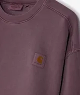 Buzo de manga larga color crema claro, con cuello redondo y puños y ruedo acanalados. Presenta un pequeño parche con el logo de Carhartt WIP en el pecho izquierdo.
