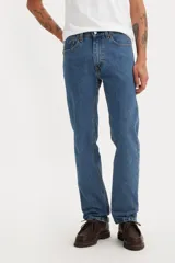 Pantalón de jean celeste, corte recto, con bragueta con cierre y cinco bolsillos.