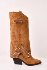 Bota texana de caña alta color camel, con detalles de tachas plateadas en el tobillo, hebilla decorativa y taco cuadrado.