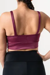Top deportivo de color burdeos con breteles finos y faja ancha de tela doble.