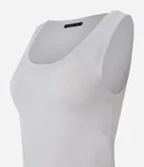 Musculosa verde oliva de punto texturizado, con breteles anchos y cuello redondo.