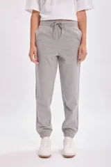 Pantalón deportivo jogger gris claro con cintura elástica ajustable con cordón y tobillos ajustados.