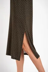 Vestido midi marrón con lunares blancos, corte recto y mangas cortas.