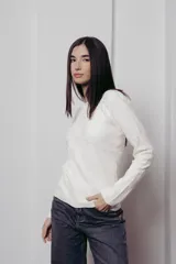 Sweater de tejido suave con diseño en relieve, de corte cómodo y versátil.
