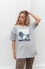 Remerón negro con estampa frontal de dos perros bulldog francés.