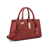 Cartera Guess modelo Delvin Chica, color rojo, con doble asa corta, correa larga extraíble y cierre superior con cremallera. Incluye herrajes dorados y colgante con el logo de la marca.