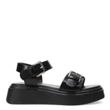 Sandalias nude con plataforma negra y hebillas plateadas.