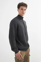 Campera gris oscuro de algodón, con cuello alto y cierre frontal.