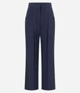 Pantalón de vestir azul marino, de corte wide leg, con cintura alta, bolsillos laterales y traseros. Se ajusta a la cintura con cinturón de cuero marrón.