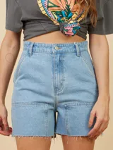 Short negro de denim con corte loose fit, cintura media, bolsillos laterales y traseros, y terminación desflecada.