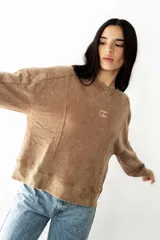 Buzo color marrón con cuello redondo y logo bordado en el pecho.